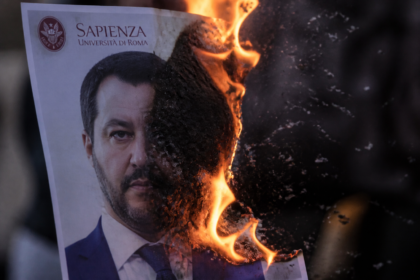 Bruciano foto di Salvini alla Sapienza